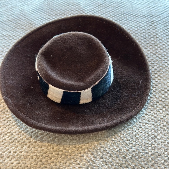 Mini Brown Felt Hat Hair Clip with Barrette - Picture 4 of 6